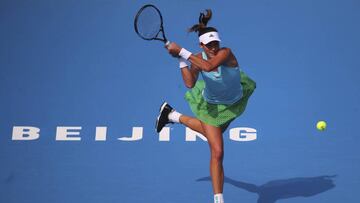 Garbi&ntilde;e Muguruza golpea la bola contra la kazaja Yulia Putintseva durante su partido del Abierto de China de Pek&iacute;n.