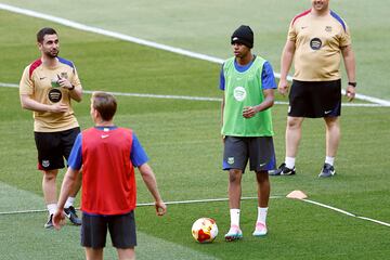 Todo parece indicar que Lamine ha cambiado de look para la final de la Copa del Rey y, en el entrenamiento previo, ha escondido su look para dar la sorpresa en el partido.