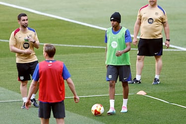 Todo parece indicar que Lamine ha cambiado de look para la final de la Copa del Rey y, en el entrenamiento previo, ha escondido su look para dar la sorpresa en el partido.