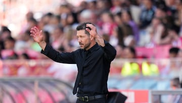 GIRONA, 25/05/2025.- El entrenador del Atlético de Madrid, Diego Simeone durante el partido de Liga que Girona y Atlético de Madrid disputan este domingo en el estadio municial de Moltilivi. EFE/Siu Wu