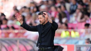 GIRONA, 25/05/2025.- El entrenador del Atlético de Madrid, Diego Simeone durante el partido de Liga que Girona y Atlético de Madrid disputan este domingo en el estadio municial de Moltilivi. EFE/Siu Wu