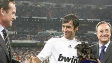 <b>HOMENAJE. </b>Valdano y Florentino le dieron la estatua de Aranguren y Machimbarrena por sus 711 partidos.