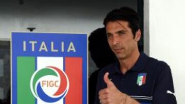 Gianluigi Buffon llega a la rueda de prensa.