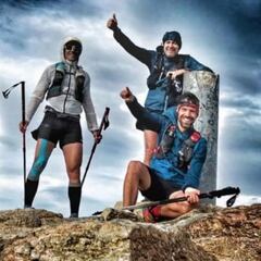 La alegría merecida de un victorioso grupo de amigos