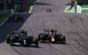 Las "masterclass" de Checo Pérez a Lewis Hamilton en el 2021