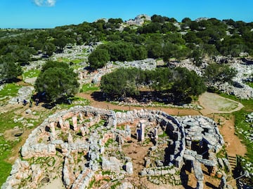 La isla de Menorca registra una de las mayores densidades del mundo de yacimientos prehistóricos en un territorio habitado. Estos yacimientos muestran una diversidad de asentamientos y sepulturas prehistóricas. Los materiales, formas y emplazamientos de las estructuras están datadas entre la Edad de Bronce y la Edad de Hierro Tardía