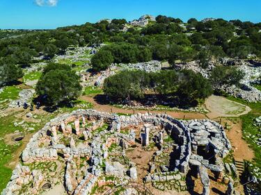 La isla de Menorca registra una de las mayores densidades del mundo de yacimientos prehistóricos en un territorio habitado. Estos yacimientos muestran una diversidad de asentamientos y sepulturas prehistóricas. Los materiales, formas y emplazamientos de las estructuras están datadas entre la Edad de Bronce y la Edad de Hierro Tardía 