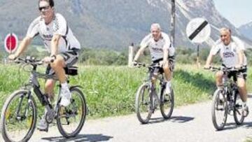 <b>BAJO CONTROL. </b>Capello y sus ayudantes esperan a Ronaldo.