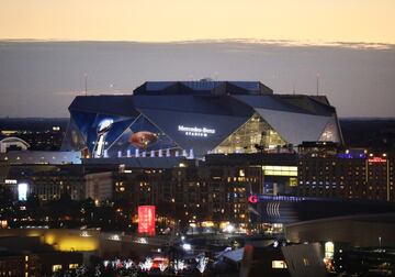 Estamos a pocas horas de que arranque el Super Bowl en el Mercedes-Benz Stadium y aquí te presentamos postales del recinto.