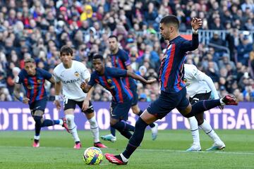 El jugador del Barcelona Ferran Torres lanza fuera el penalti por la mano de Guillamón. 