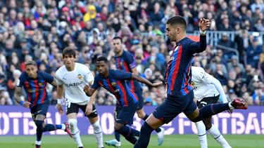 El jugador del Barcelona Ferran Torres lanza fuera el penalti por la mano de Guillamón.