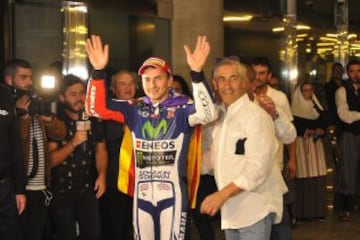 Jorge Lorenzo es recibido por sus padres a su llegada al aeropuerto de Palma de Mallorca.