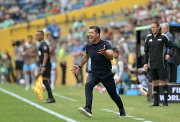 Diego Pablo Simeone sale de su ¨¢rea t¨¦cnica para dirigirse a sus jugadores.
