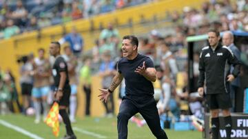 Diego Pablo Simeone sale de su área técnica para dirigirse a sus jugadores.
