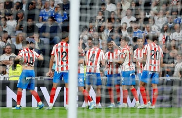 1-1. Lemar celebra el tanto del mepate con sus compañeros.