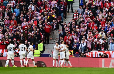 Celebración de los jugadores del Valencia CF. Instantes después el gol fue anulado por fuera de juego de Hugo Duro previo. Duro intervino claramente en la acción ya que el esférico que recibe su capitán para el gol, prácticamente, vino de él.