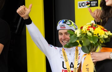 El ciclista esloveno Tadej Pogacar celebra en el podio la victoria de etapa. 



