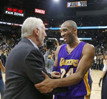 Kobe Bryant saluda a Gregg Popovich.