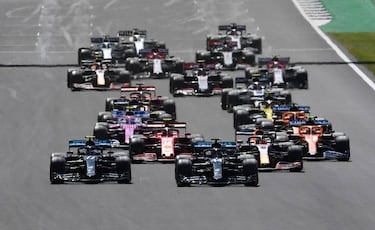 Hamilton gana con tres ruedas en un final dramático de Sainz