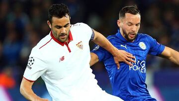 Vicente Iborra disputa un balón con Daniel Drinkwater.