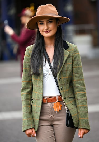 El Festival de Cheltenham es uno de los eventos hípicos más importantes del Reino Unido. Las carreras transcurren en Cheltenham, una ciudad balneario y borough situada en el condado británico de Gloucestershire, cerca de las ciudades de Gloucester y Cirencester. Durante el Festival se celebra el 'Ladies Day' (El Día de las Damas) donde las asistentes lucen sus mejores vestidos y tocados.