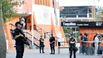 Con un alto dispositivo de seguridad, el Valencia Basket recibe al Maccabi de Tel Aviv en la tercera jornada de la Euroliga. El partido ha sido declarado de alto riesgo y habrá cerca de 700 agentes velando por la seguridad dentro y fuera del pabellón.