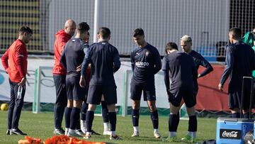 14/03/24  ENTRENAMIENTO SPORTING DE GIJON
 RAMIREZ CHARLANDO CON SUS JUGADORES