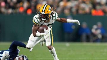 GREEN BAY, WISCONSIN - NOVEMBER 17: Aaron Jones #33 of the Green Bay Packers runs with the ball against the Tennessee Titans during the third quarter in the game at Lambeau Field on November 17, 2022 in Green Bay, Wisconsin. Patrick McDermott/Getty Images/AFP (Photo by Patrick McDermott / GETTY IMAGES NORTH AMERICA / Getty Images via AFP)