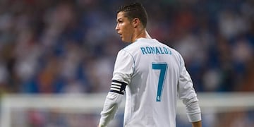 Cristiano Ronaldo sigue siendo uno de los mejores jugadores del mundo, y también uno de los mejores pagados. La estrella del Real Madrid recibió $93 millones de dólares en 2017 producto de su contrato con el cuadro español. CR7 también tiene un contrato por el resto de su vida con Nike (por la misma cantidad de dinero que LeBron James) y cuenta con una empresa de productos propios.