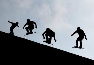 Los cuartos de final de Snowboard Cross Masculino es uno de los eventos más emocionantes para capturar. Nunca se sabe qué esperar de estos increíbles snowbaorders que intentan salir adelante en la carrera. Al perfilar a los practicantes de snowboard en esta imagen, se muestran las formas únicas que los atletas hacen contra el cielo. Parecen figuras de acción. Saber que Getty Images tenía muchos otros fotógrafos filmando este evento le dio al fotógrafo Clive Rose la posibilidad de probar algo diferente. El riesgo valió la pena y se convirtió en una imagen fantástica.