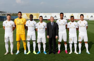 AGOSTO: James en la foto oficial de las incorporaciones para la temporada 2019/20. Florentino Pérez acompaña a los 7 nuevos.