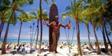 Kahanamoku died of a heart attack on January 22, 1968, at the age of 77. His ashes were scattered in his beloved sea. There is a statue in his honour in Waikiki, Hawaii.