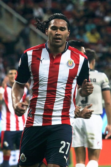 Chivas tuvo la mira sobre el ‘Gullit’ durante años, hasta que consiguió hacerse de sus servicios para el torneo Clausura 2016. Aunque su primer semestre fue exitoso, las críticas de la afición y su notable baja de juego en el Apertura 2016 fueron factores para que la directiva lo dejara ir con más pena que gloria.