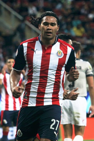 Chivas tuvo la mira sobre el ‘Gullit’ durante años, hasta que consiguió hacerse de sus servicios para el torneo Clausura 2016. Aunque su primer semestre fue exitoso, las críticas de la afición y su notable baja de juego en el Apertura 2016 fueron factores para que la directiva lo dejara ir con más pena que gloria. 