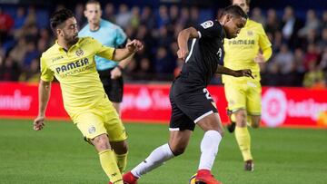 GRAF1550. VILLARREAL (CASTELL&Oacute;N), 26/11/2017.- El delantero colombiano del Sevilla, Luis Muriel (d), disputa un bal&oacute;n con el defensa del Villarreal, Jaume Costa (i), durante el partido de la decimotercera jornada de Liga de Primera Divisi&oacute;n disputado hoy en el Estadio de la Cer&aacute;mica, en Villarreal. EFE/Domenech Castell&oacute; Costa y Muriel