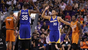 Curry y Durant suman 65 puntos y rescatan a unos flojos Warriors