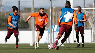 CORRIGE CRÉDITO Y AUTORÍA DE LA FOTOGRAFÍA***MADRID, 08/12/2020.- Los jugadores del Real Madrid Francisco Alarcón "Isco", Karim Benzema (2i), y Vinicius jr. (d) durante el entrenamiento realizado este martes en la Ciu