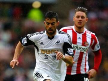 Sunderland-Swansea City. Jordi Amat con el balón. 