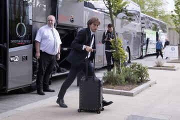 El equipo madrileño ya está en la ciudad inglesa para disputar mañana el partido de ida de la primera semifinal de la Champions League ante el Manchester City. En la foto, Modric a su llegada.