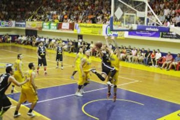 Universidad de Concepción y Colo Colo durante el segundo partido de la serie.