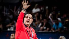 Lucas Mondelo da instrucciones durante el Espa&ntilde;a - Rusia de cuartos de final del Eurobaket.