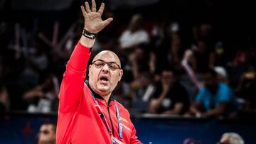 Lucas Mondelo da instrucciones durante el España - Rusia de cuartos de final del Eurobaket.