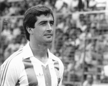 Fichó por la Real Sociedad en la temporada 86/87.