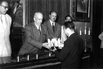 11 de julio de 1951. Salón de Plenos del Ayuntamiento de Zaragoza. El alcalde José María García Belenguer entrega a Juanito Ruiz una imagen de plata de la Virgen del Pilar, en presencia del presidente Julián Abril y de su homólogo en la Federación Aragone