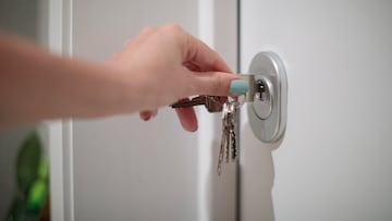 Si necesitas verificar dos veces que cerraste la puerta con llave, la psicología dice que tienes estos ocho rasgos comunes