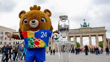 El oso Albärt, la mascota de la Euro, posa con el balón oficial y el trofeo del torneo.