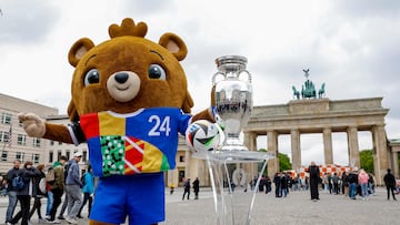 El oso Alb?rt, la mascota de la Euro, posa con el bal¨®n oficial y el trofeo del torneo.