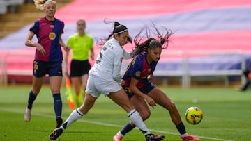 BARCELONA, 23/03/2025.- La delantera del FC Barcelona Sydney Schertenleib, dcha, controla la pelota ante Antonia Silva, izq, del Real Madrid, durante el partido de Liga Femenina disputado este domingo en el Estadi Olímpic Lluís Companys. EFE/Enric Fontcuberta