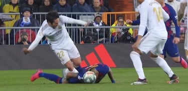 La imagen viral de Vidal: ¡trancó con la cabeza en el clásico!