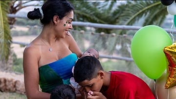 Georgina presenta a la peque?a Esmeralda en el cumplea?os de Cristiano Jr
